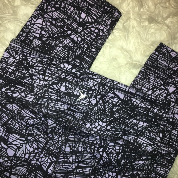 High-Rise Old Navy Crop Leggings - Picture 3 of 4